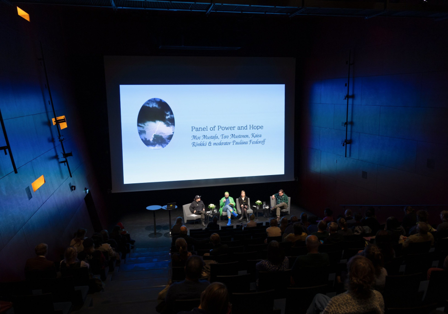 Paneelikeskustelun puhujia Kiasma-teatterin lavalla: Pauliina Feodoroff, Moe Mustafa, Kaisa Rönkkö ja Tero Mustonen.